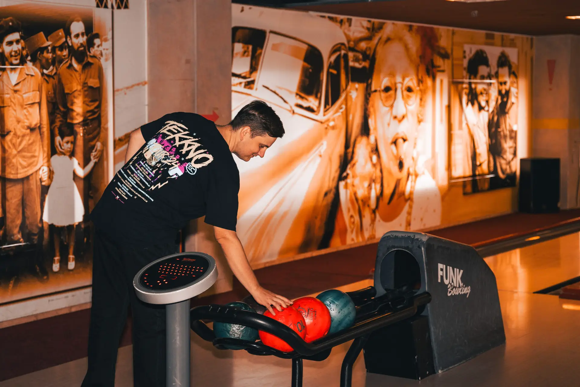 Nahaufnahme von Bowlingkugeln am Kugelrücklauf bei BOB’S Hammerschmiede
