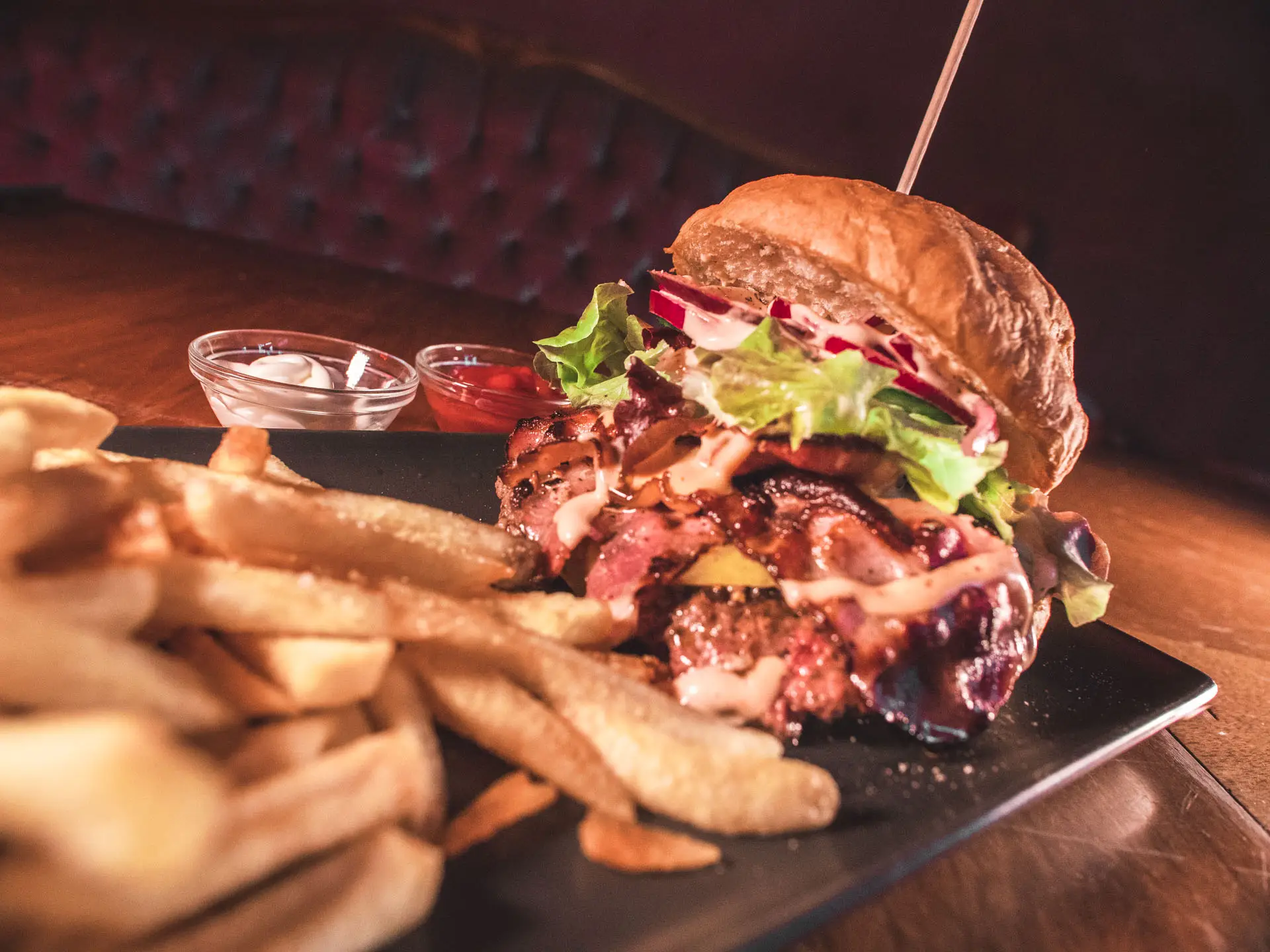 Nahaufnahme eines Burgers mit Pommes bei BOB’S
