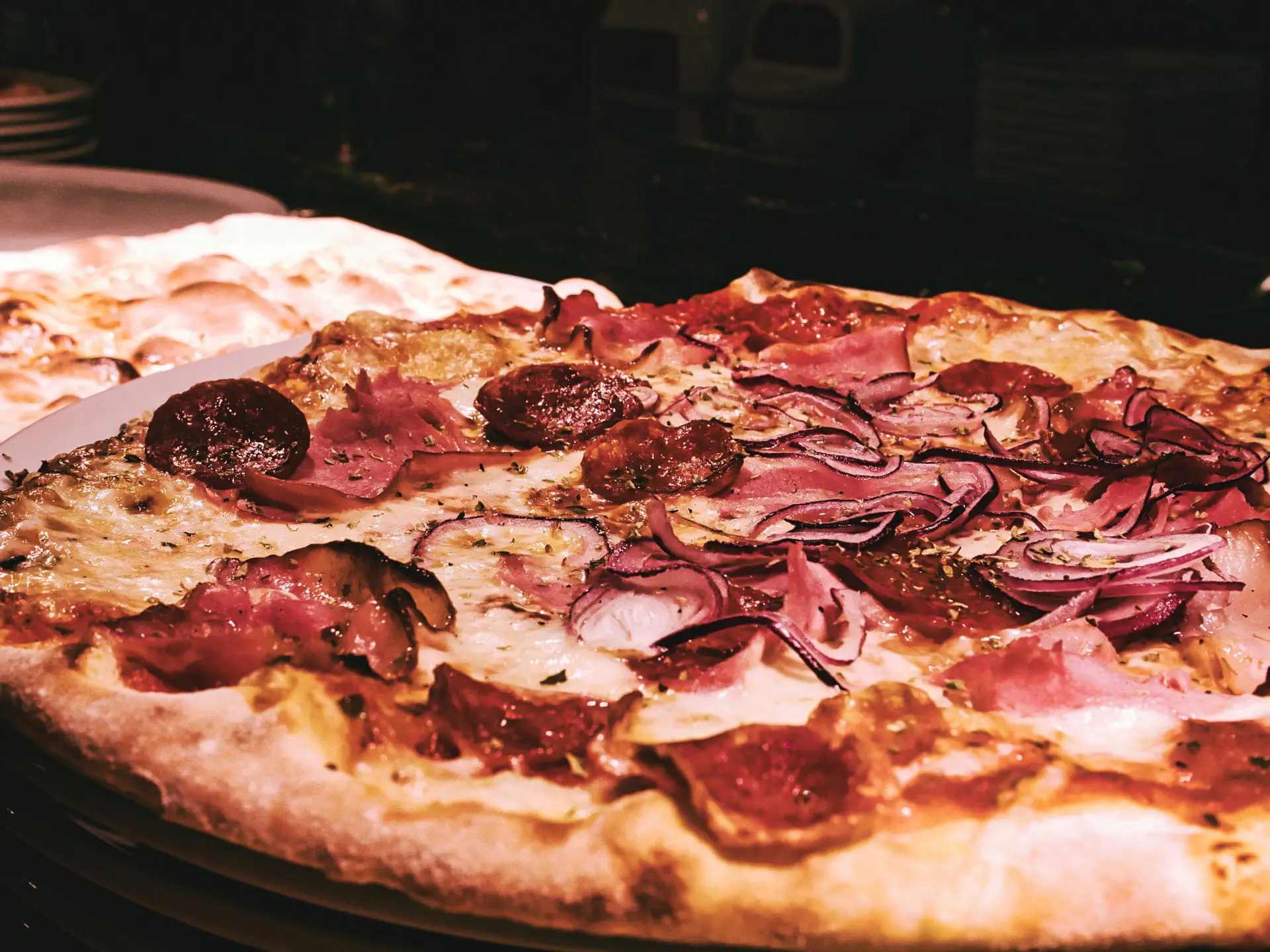 Nahaufnahme einer frisch gebackenen BOB’S-Pizza